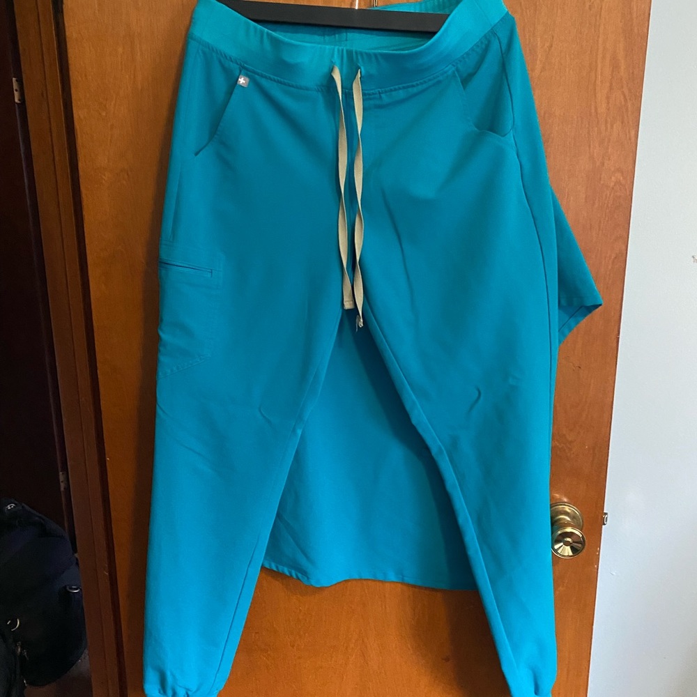 Scrubs top and bottom